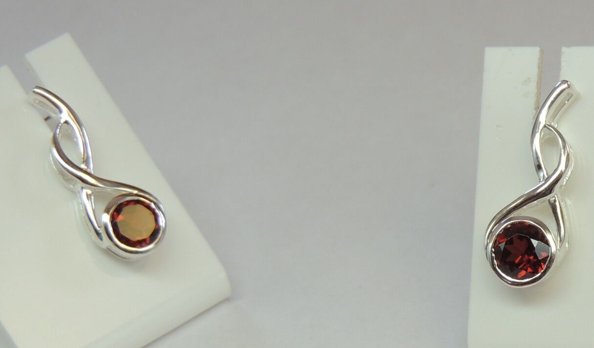 Edle 1,6 Carat leuchtende Granat Ohrstecker Ohrschmuck leuchtender Edelstein