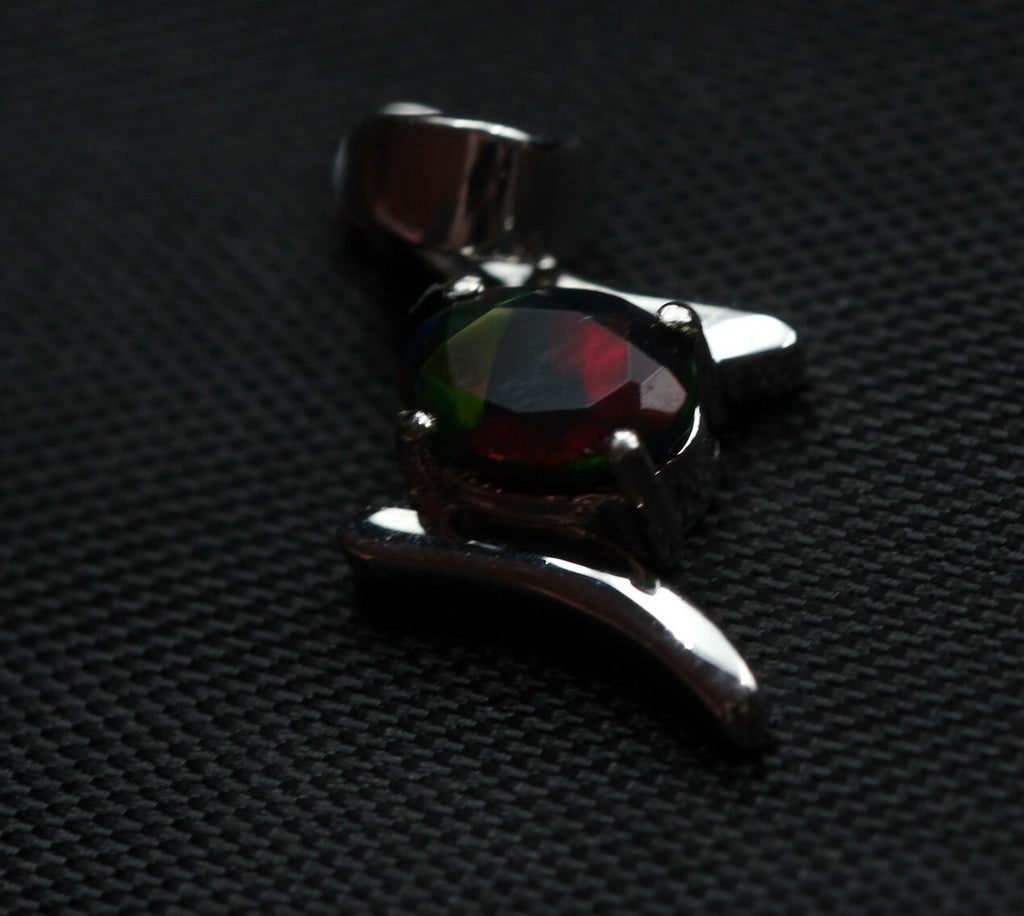 0,72 Carat schwarzer Welo Opal Anhänger 925 Silber Collier Kette aus Afrika