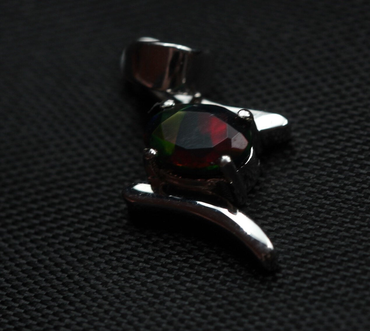 0,72 Carat schwarzer Welo Opal Anhänger 925 Silber Collier Kette aus Afrika