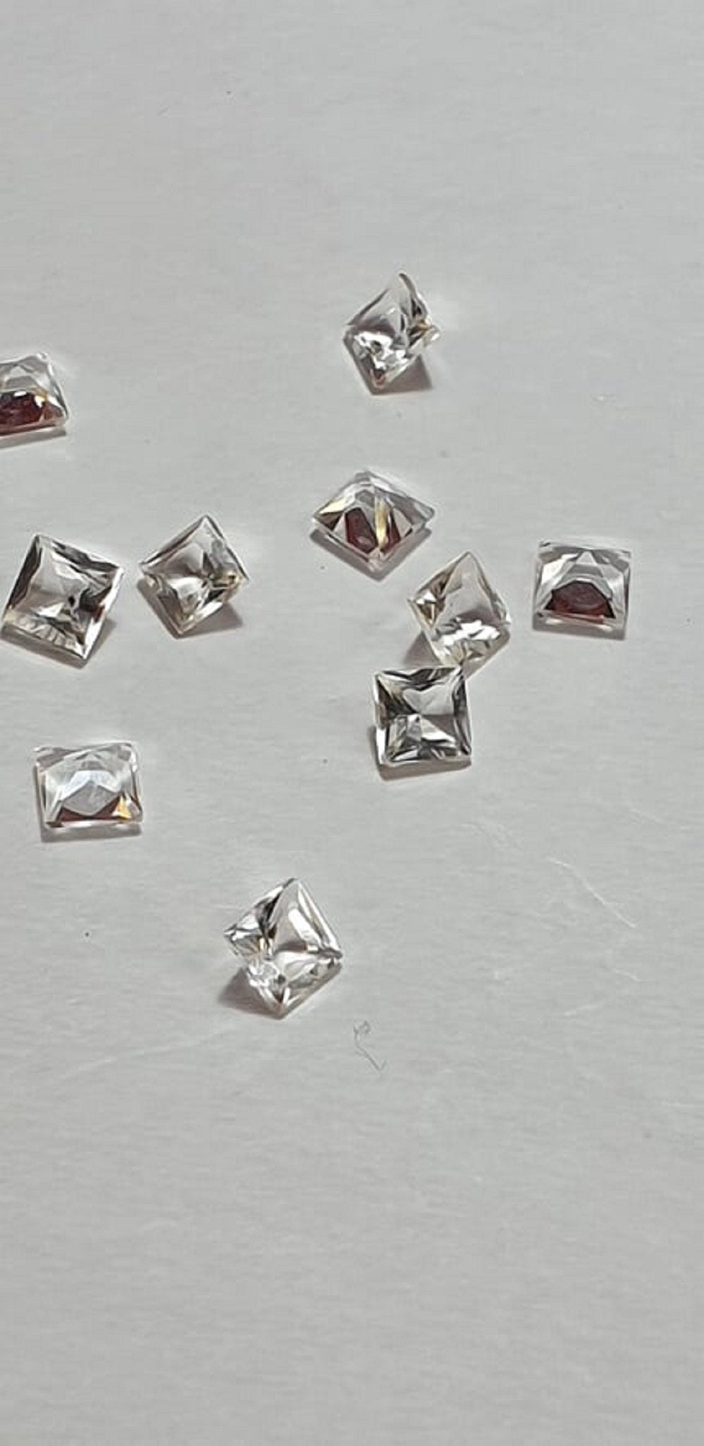 0;45 Carat Weißtopas Edelstein 4 x 4 mm in AAA Qualität  Sammlerstein zum fassen