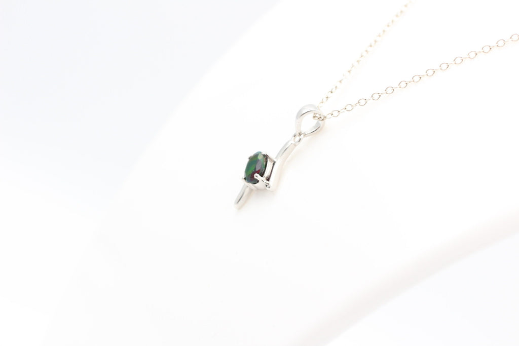 0,72 Carat schwarzer Welo Opal Anhänger 925 Silber Collier Kette aus Afrika
