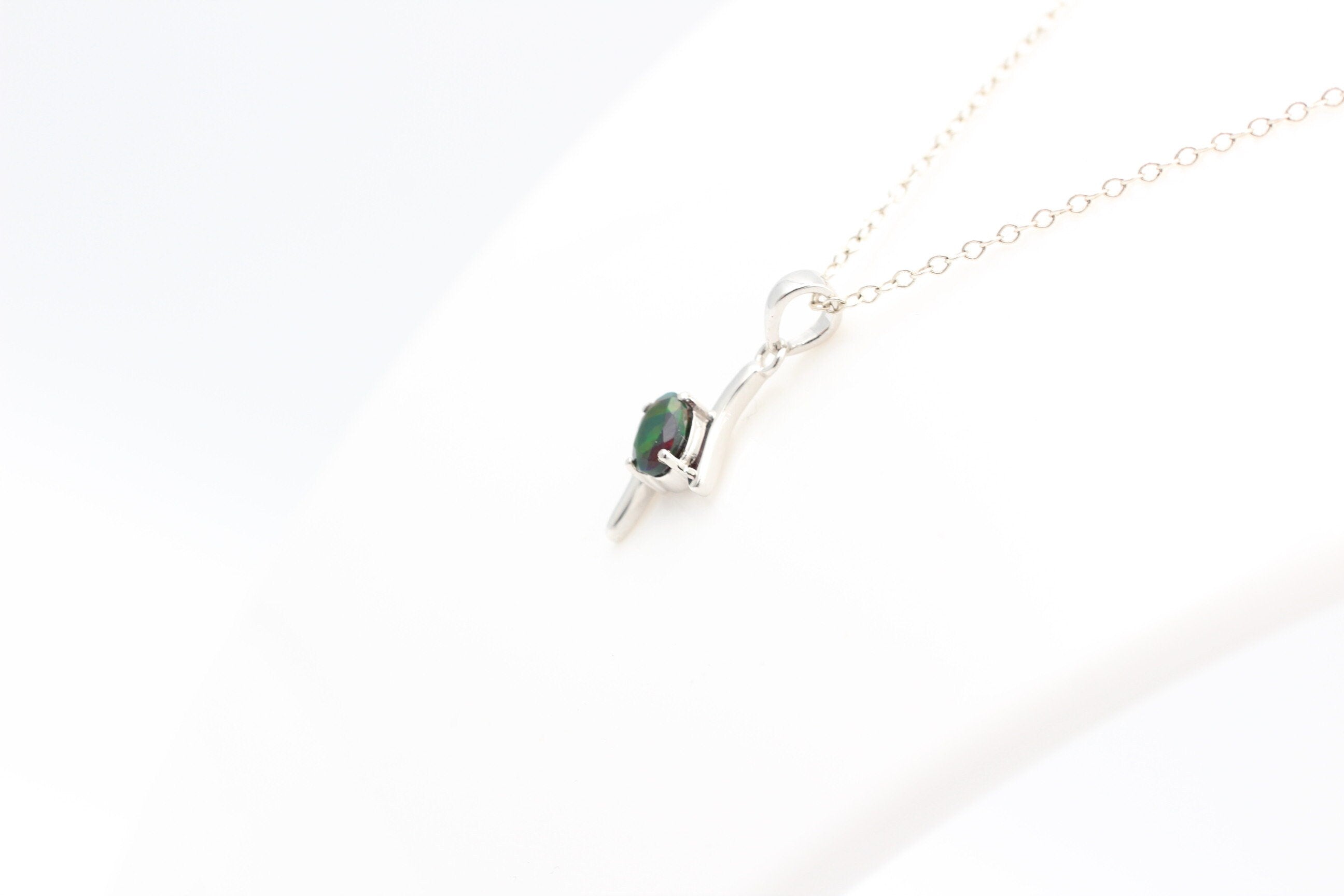 0,72 Carat schwarzer Welo Opal Anhänger 925 Silber Collier Kette aus Afrika