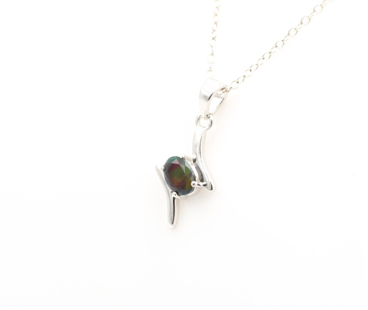 0,72 Carat schwarzer Welo Opal Anhänger 925 Silber Collier Kette aus Afrika