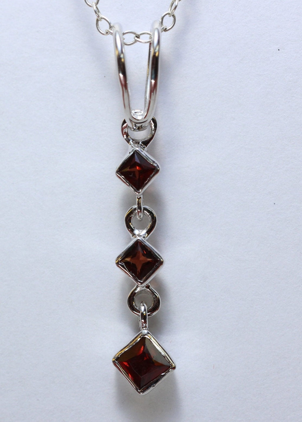 Edler 0,69 Carat Granat Anhanger 925 Silber Collier Kette blutroter Edelstein