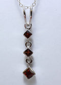 Edler 0,69 Carat Granat Anhanger 925 Silber Collier Kette blutroter Edelstein