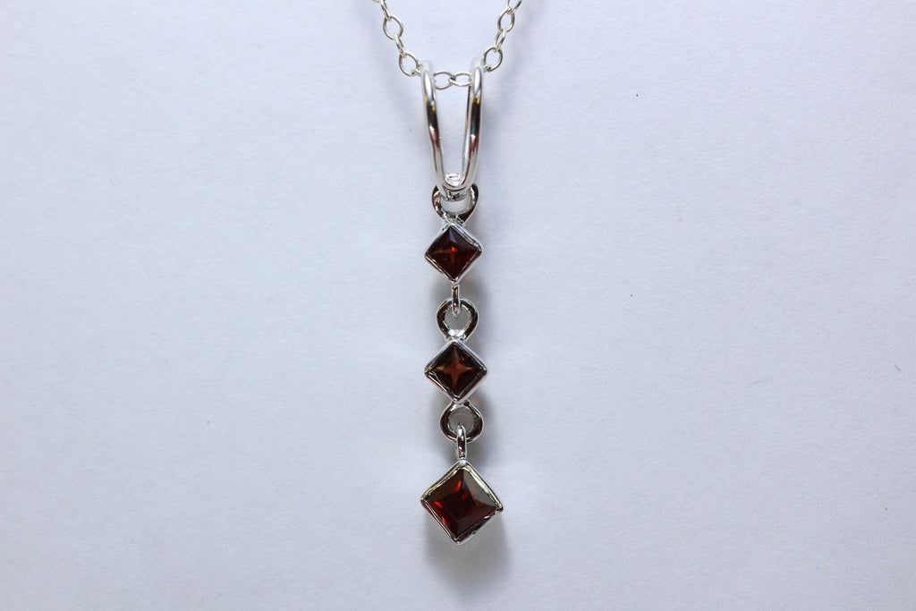Edler 0,69 Carat Granat Anhanger 925 Silber Collier Kette blutroter Edelstein