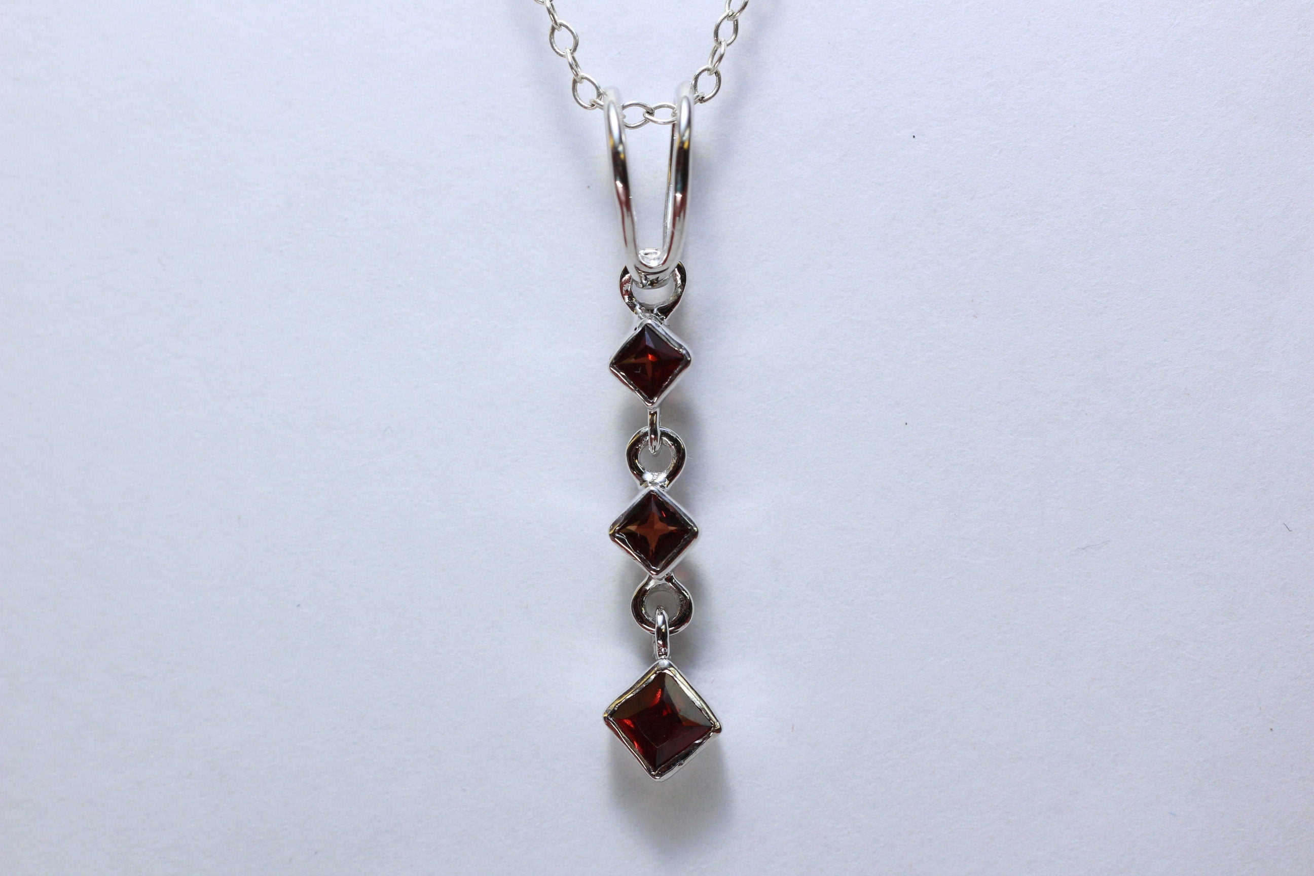 Edler 0,69 Carat Granat Anhanger 925 Silber Collier Kette blutroter Edelstein