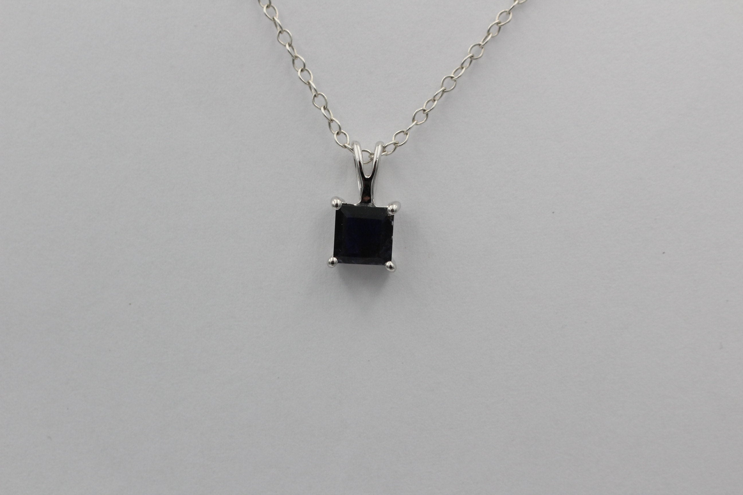 1;0 Carat Iolith Anhänger 925 Silber Collier Kette Wassersaphir Luchssaphir