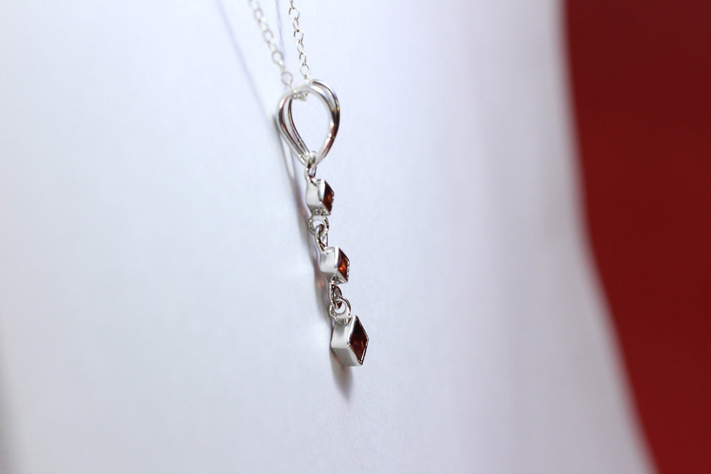 Edler 0,69 Carat Granat Anhanger 925 Silber Collier Kette blutroter Edelstein