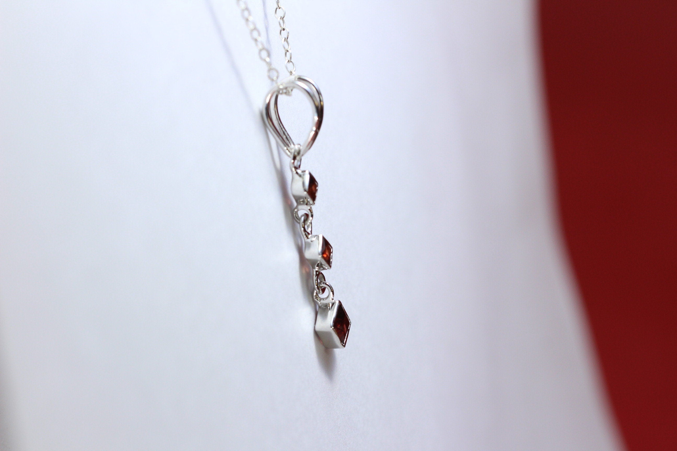 Edler 0,69 Carat Granat Anhanger 925 Silber Collier Kette blutroter Edelstein