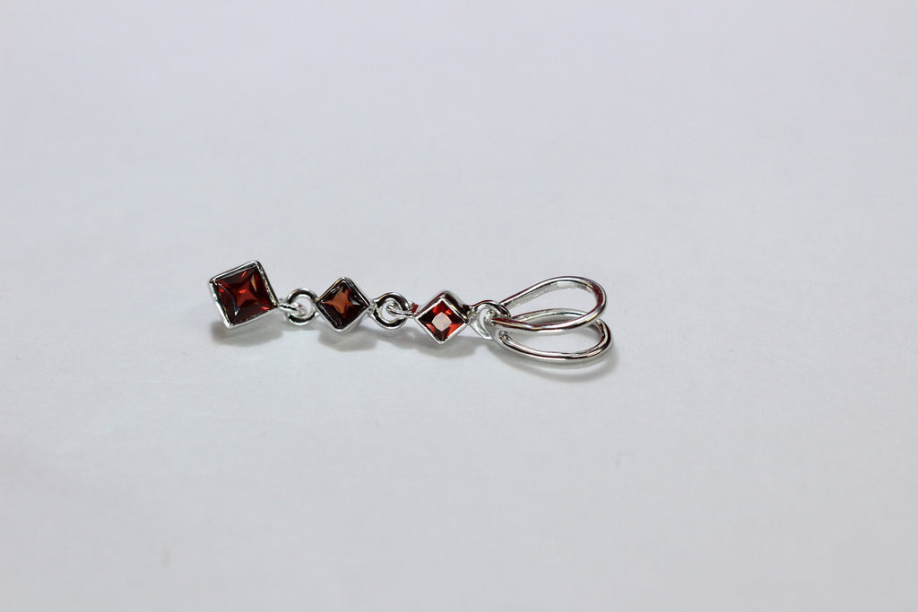 Edler 0,69 Carat Granat Anhanger 925 Silber Collier Kette blutroter Edelstein
