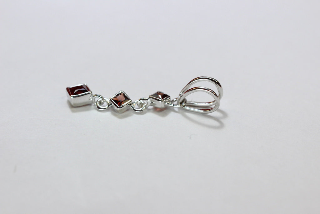 Edler 0,69 Carat Granat Anhanger 925 Silber Collier Kette blutroter Edelstein