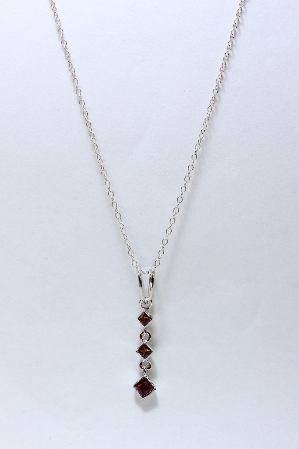 Edler 0,69 Carat Granat Anhanger 925 Silber Collier Kette blutroter Edelstein