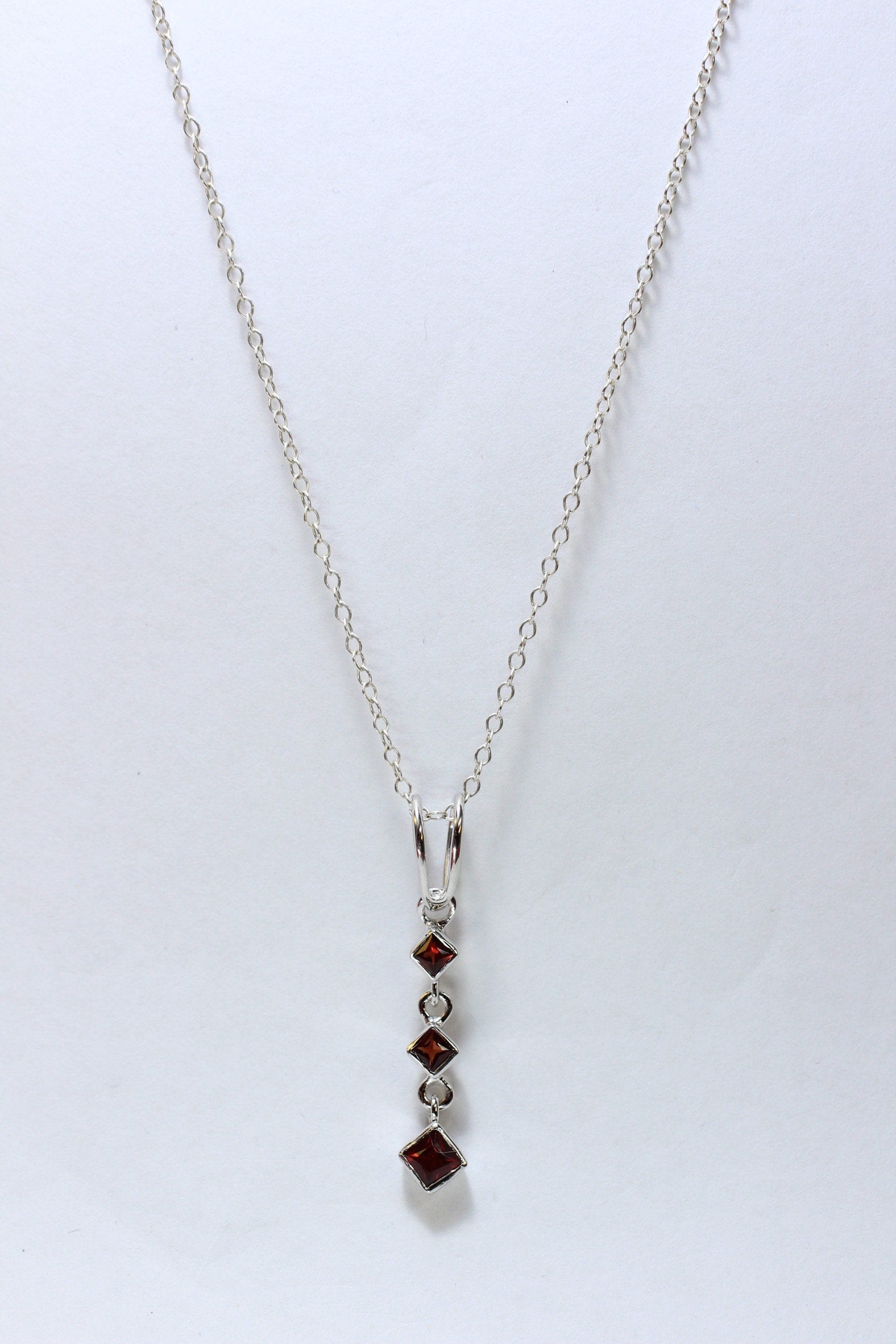 Edler 0,69 Carat Granat Anhanger 925 Silber Collier Kette blutroter Edelstein