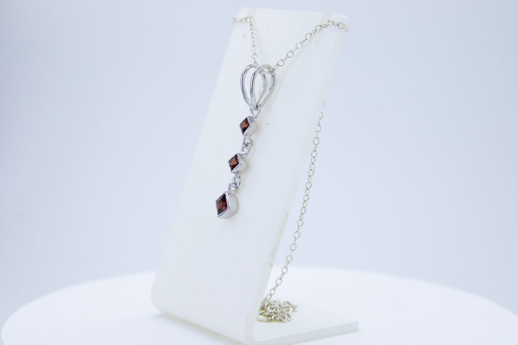 Edler 0,69 Carat Granat Anhanger 925 Silber Collier Kette blutroter Edelstein