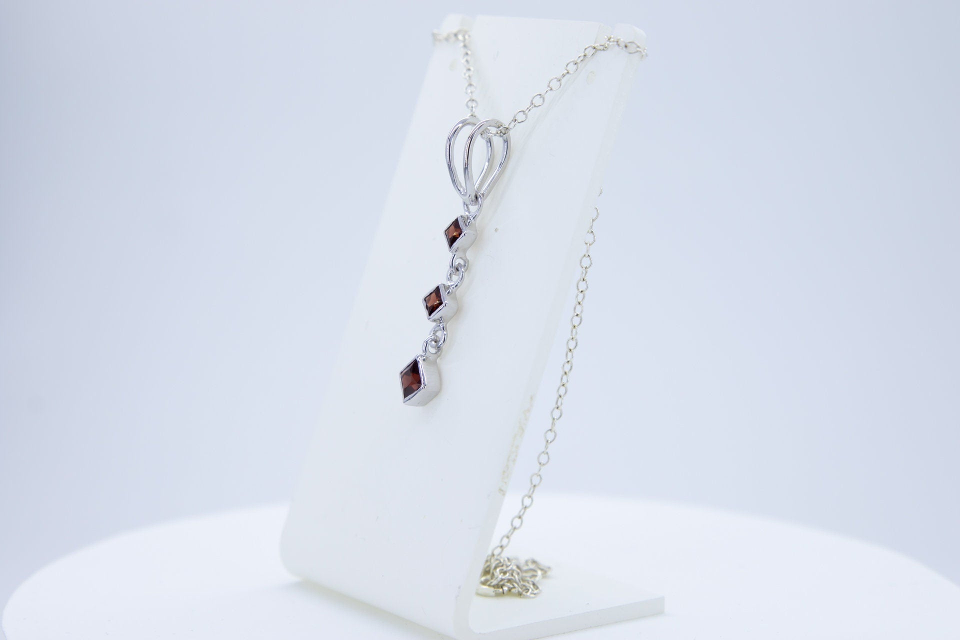 Edler 0,69 Carat Granat Anhanger 925 Silber Collier Kette blutroter Edelstein