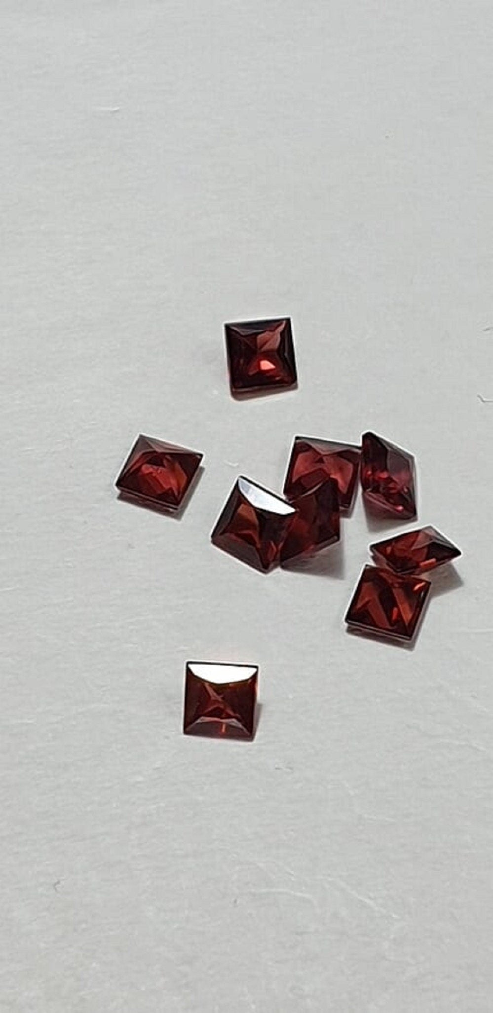 0,44 Carat Granat Edelstein in Squareschliff 4 x 4 mm in AAA Qualitat
