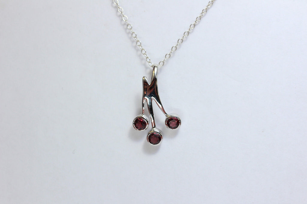 0,9 Carrat Granat Design Anhanger 925 Silber Collier Kette blutroter Edelstein