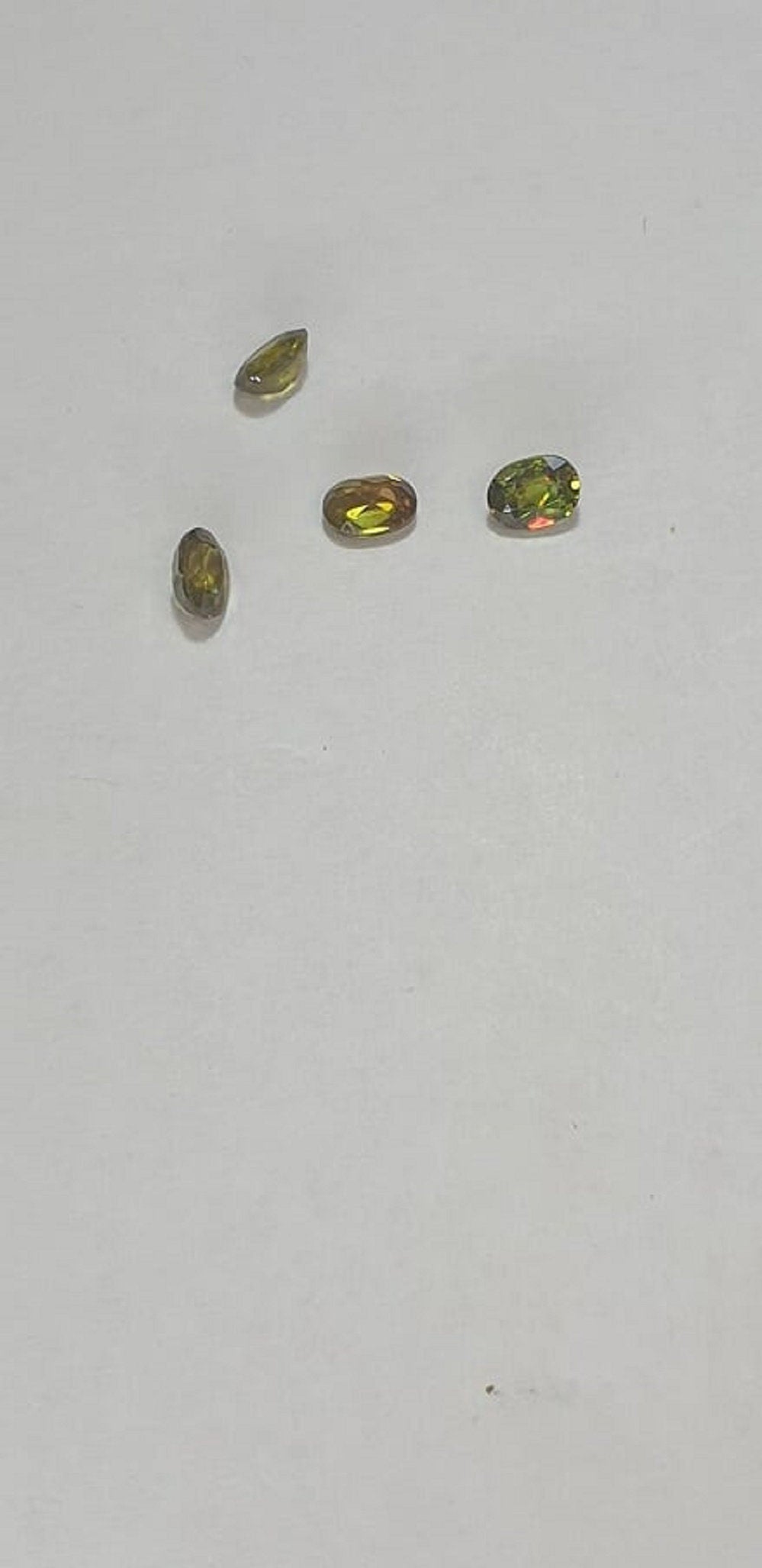 0,42 Carat sehr seltener grüner Sphen VS - SI Qualitat aus Sri Lanka Ovalschliff