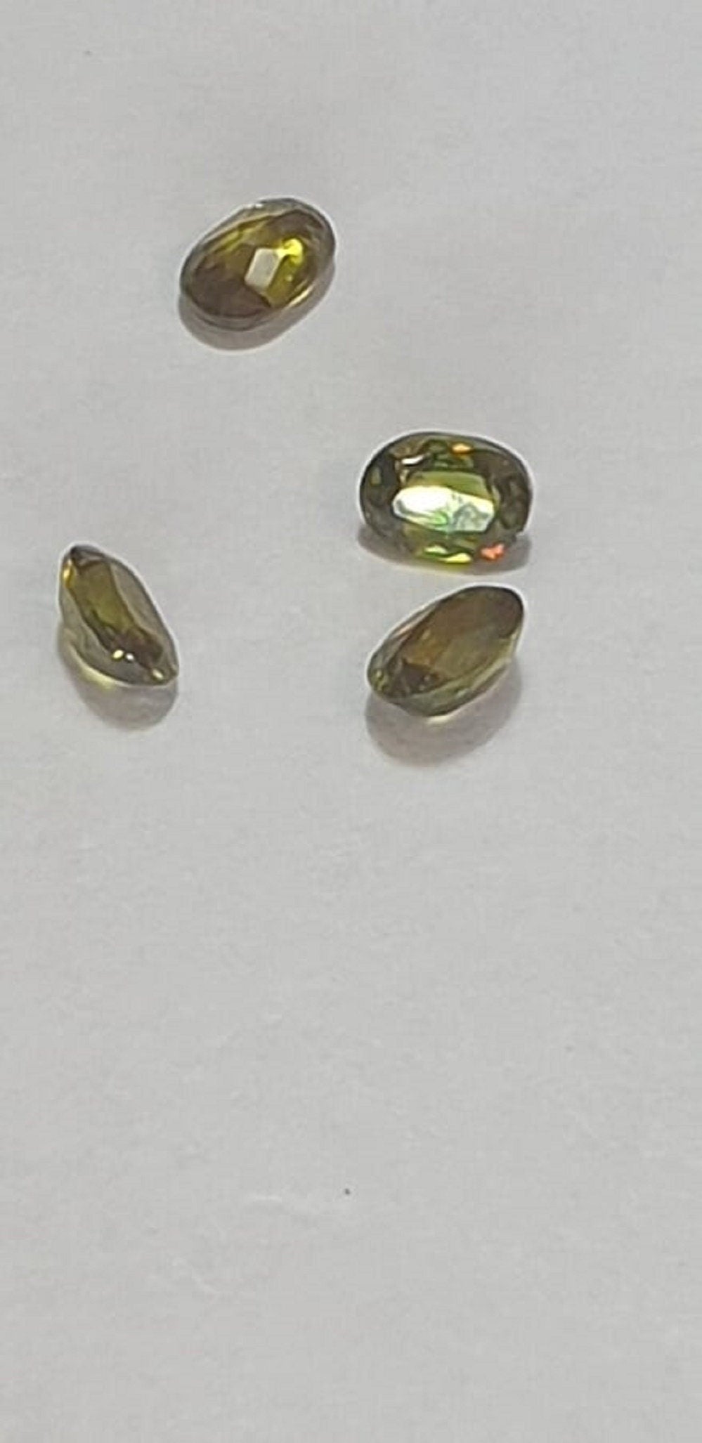 0,42 Carat sehr seltener grüner Sphen VS - SI Qualitat aus Sri Lanka Ovalschliff