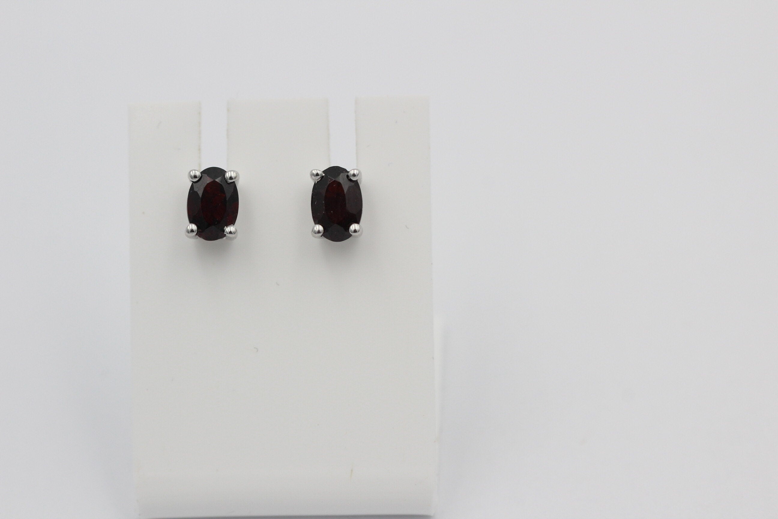 Edle 1,0 Carat Granat Ohrstecker 925 Silber Ohrring Ohrschmuck blutroter Stein