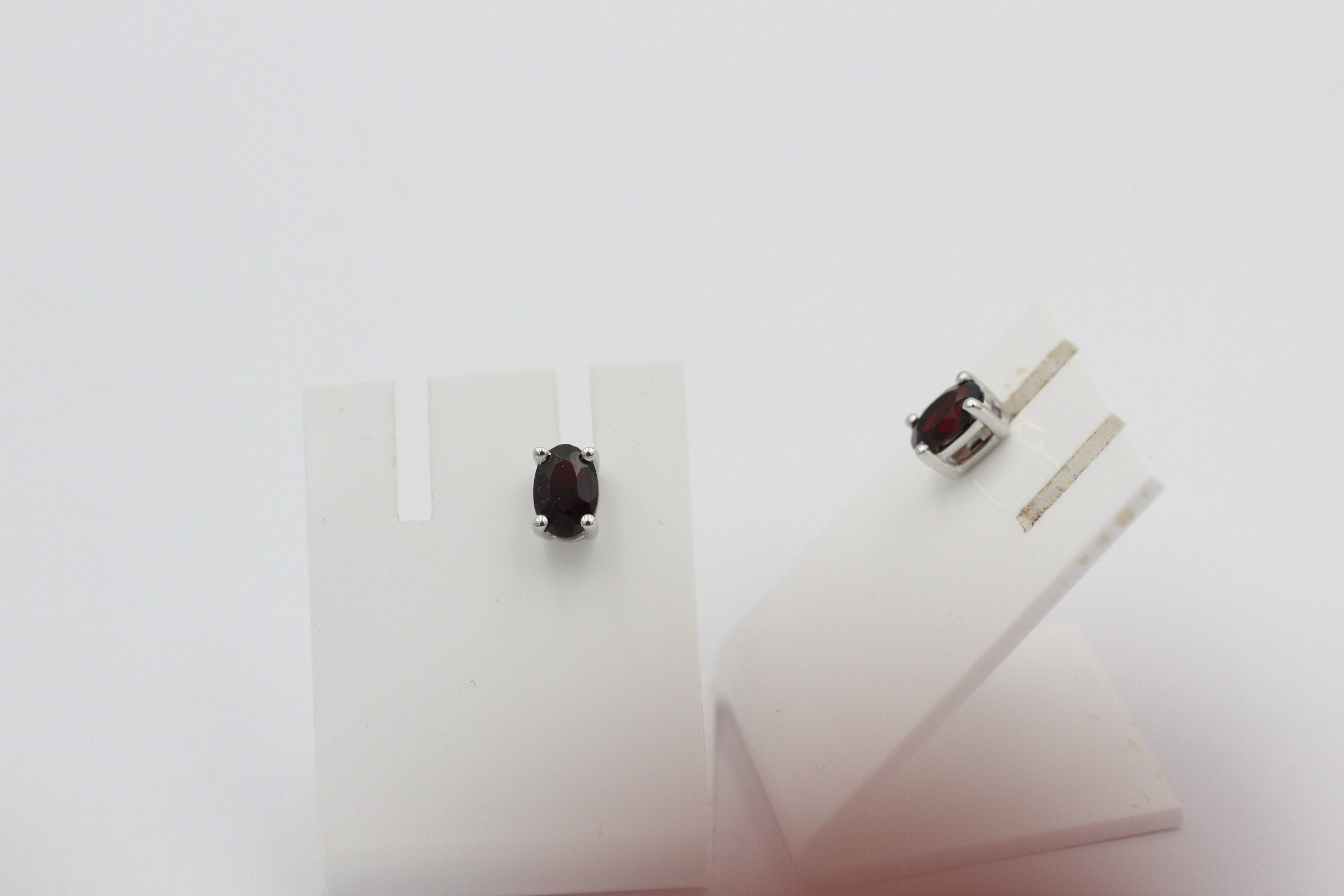 Edle 1,0 Carat Granat Ohrstecker 925 Silber Ohrring Ohrschmuck blutroter Stein