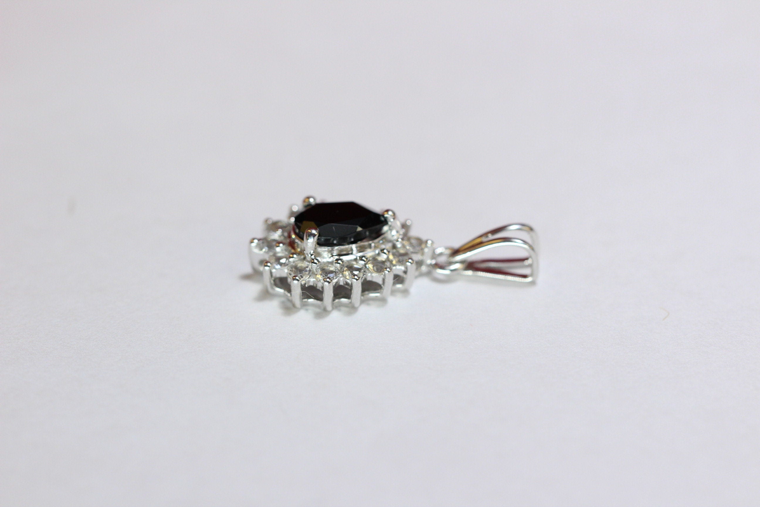 Edler 1,36 Carat schwarzer Spinell weisstopas Anhanger 925 Silber Collier Kette