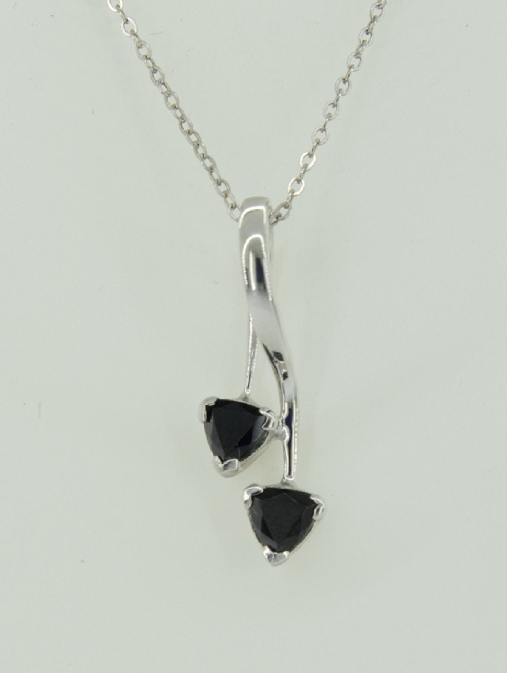 0,85 Carat schwarzer Spinell Anhanger Trillion 925 Silber Collier KetteEdelste