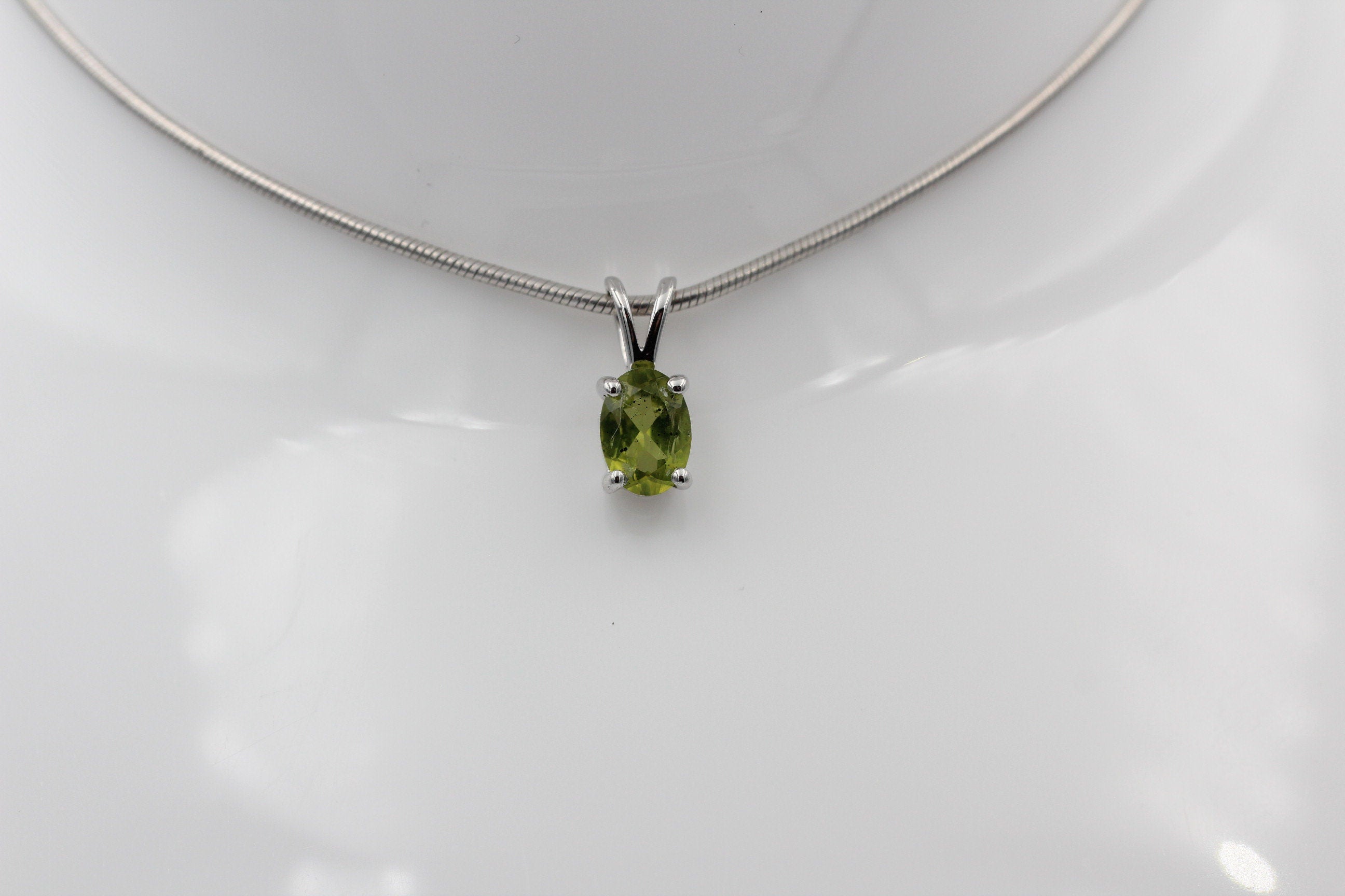 Edler 0,70 Carat Peridot Anhanger 925 Silber Collier Kette Olivin Schmuck