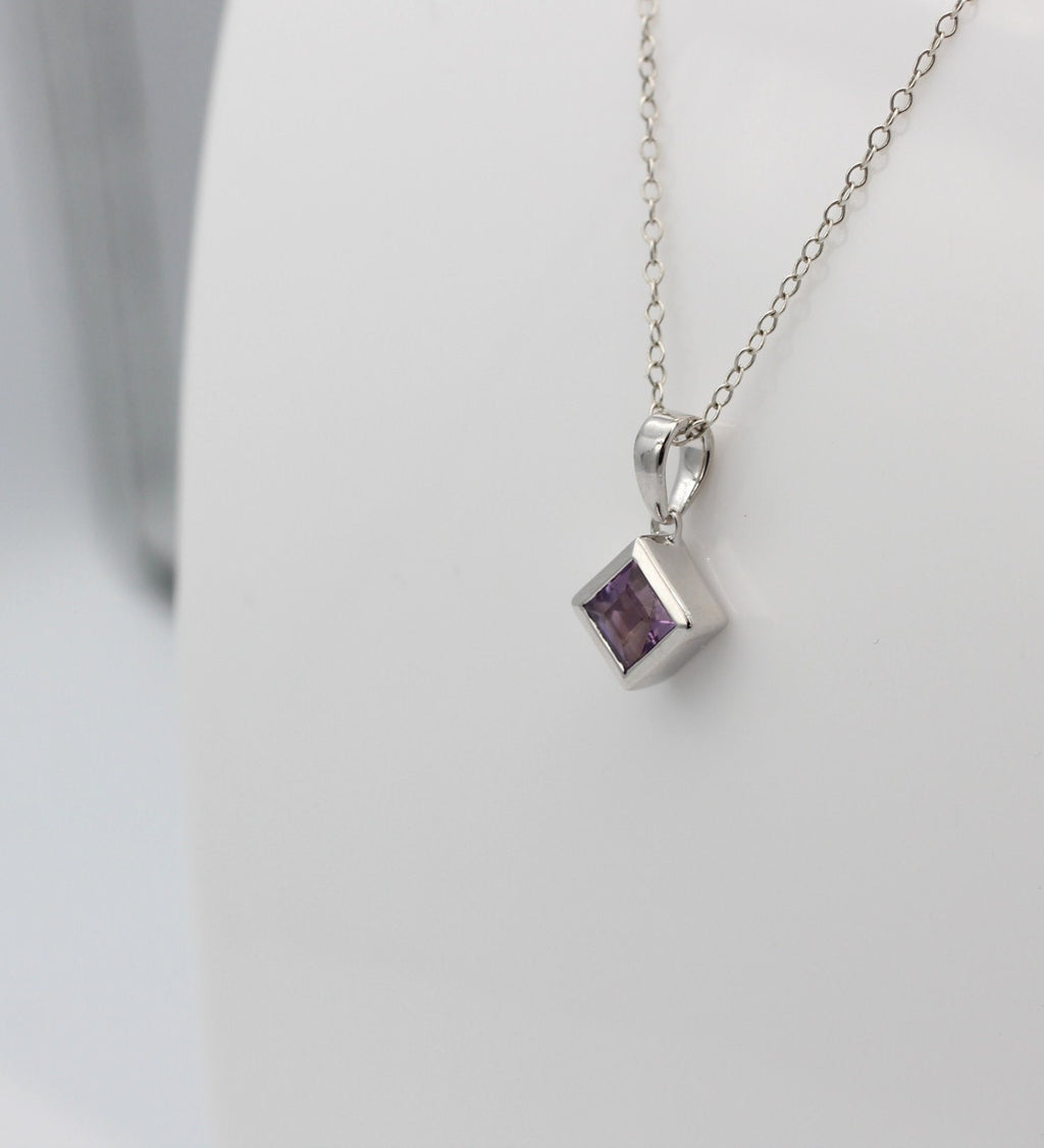 0,95 Carat Amethyst Ahänger 925 Silber Square violetter Edelstein Collier Kette
