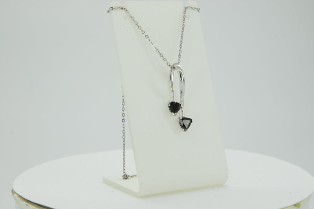 0,85 Carat schwarzer Spinell Anhanger Trillion 925 Silber Collier KetteEdelste