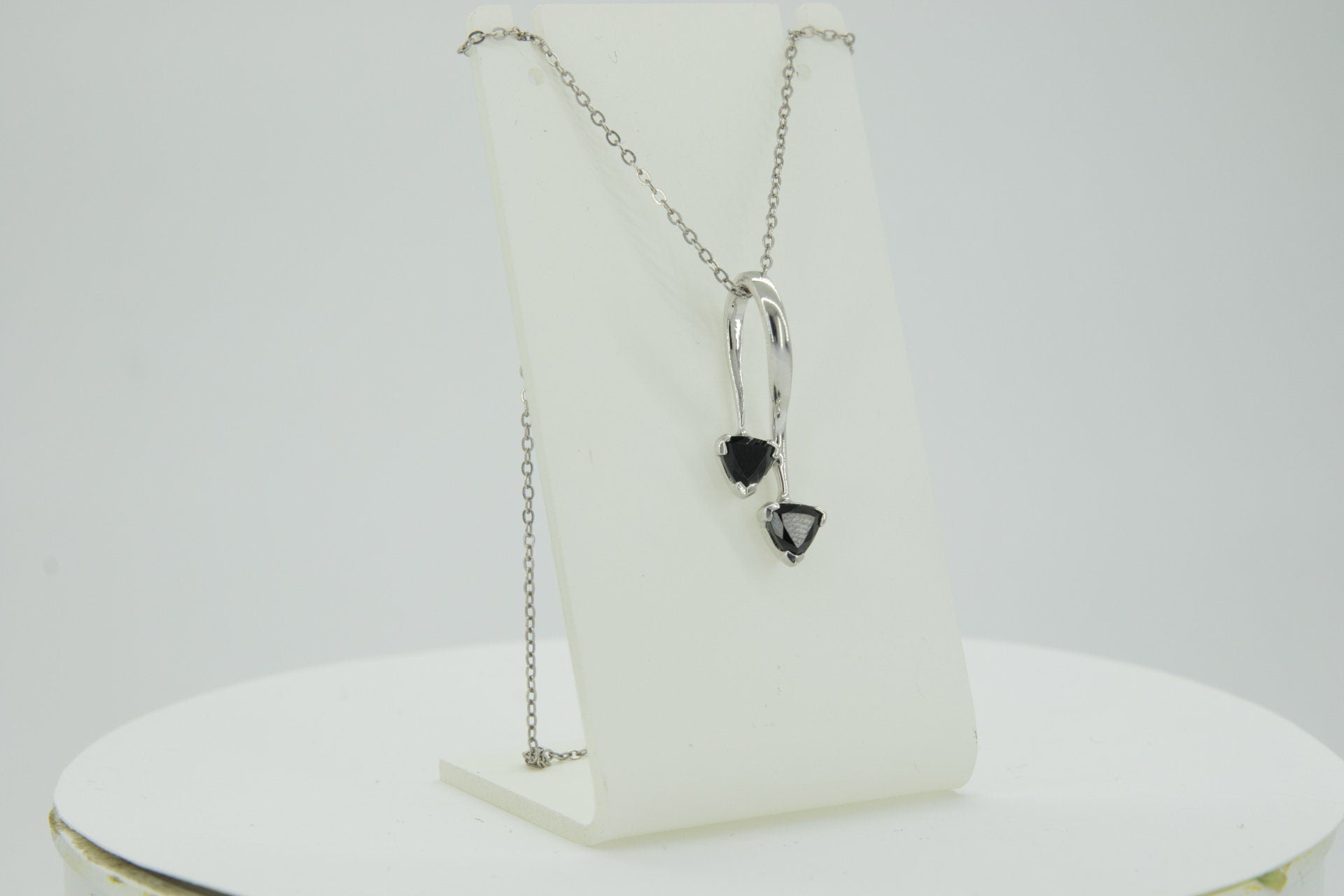 0,85 Carat schwarzer Spinell Anhanger Trillion 925 Silber Collier KetteEdelste