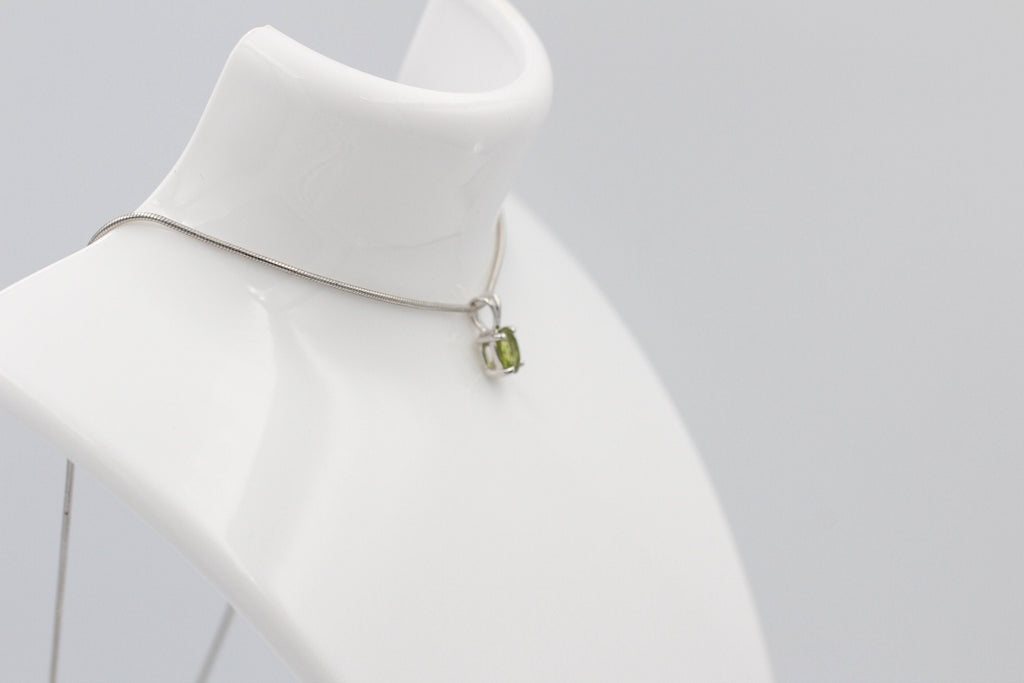Edler 0,70 Carat Peridot Anhanger 925 Silber Collier Kette Olivin Schmuck