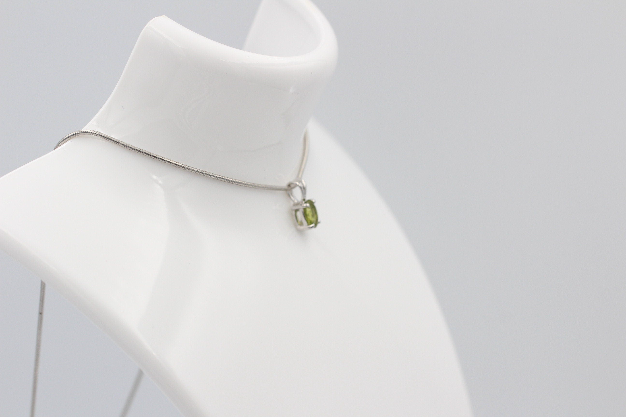 Edler 0,70 Carat Peridot Anhanger 925 Silber Collier Kette Olivin Schmuck