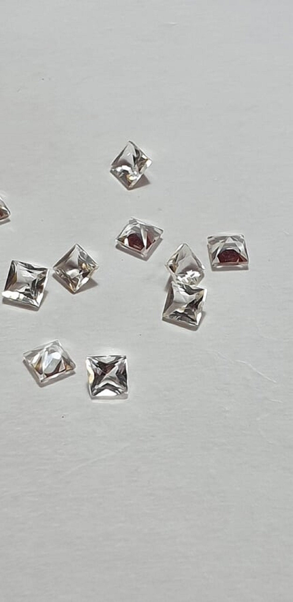 0;45 Carat Weißtopas Edelstein 4 x 4 mm in AAA Qualität  Sammlerstein zum fassen