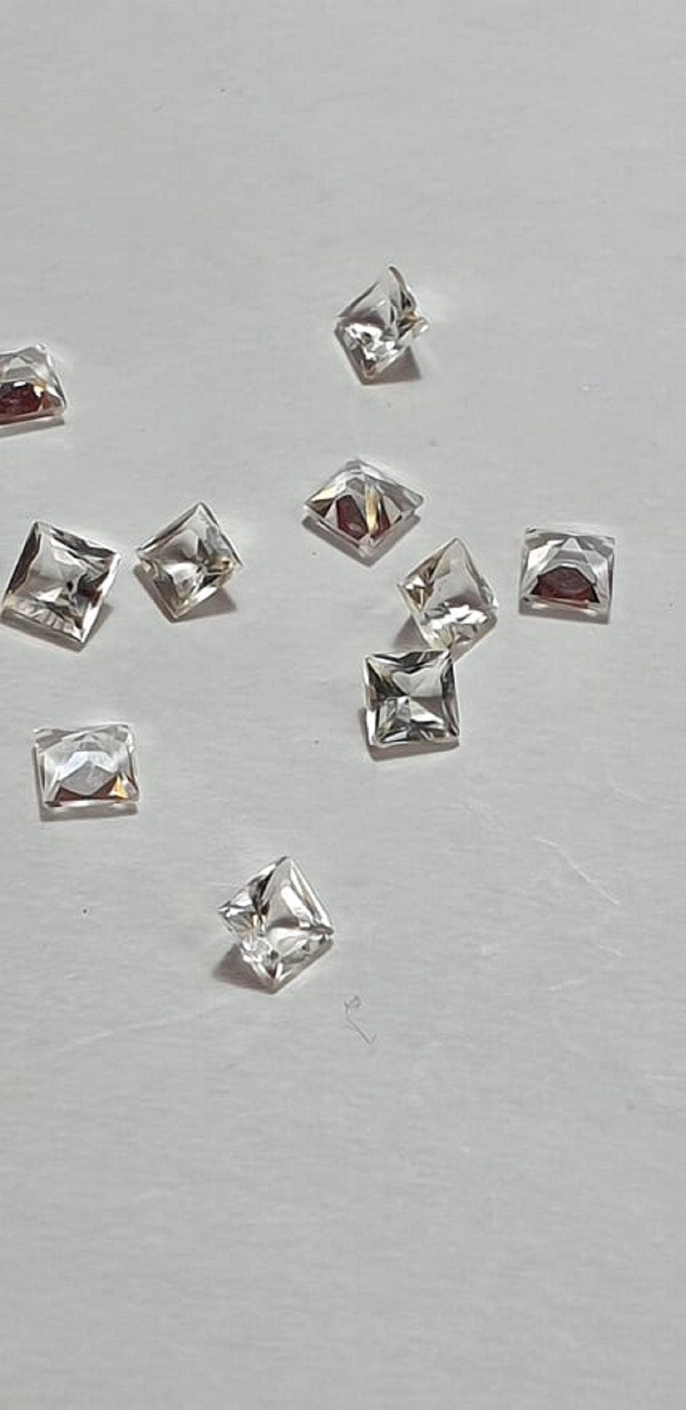 0;45 Carat Weißtopas Edelstein 4 x 4 mm in AAA Qualität  Sammlerstein zum fassen