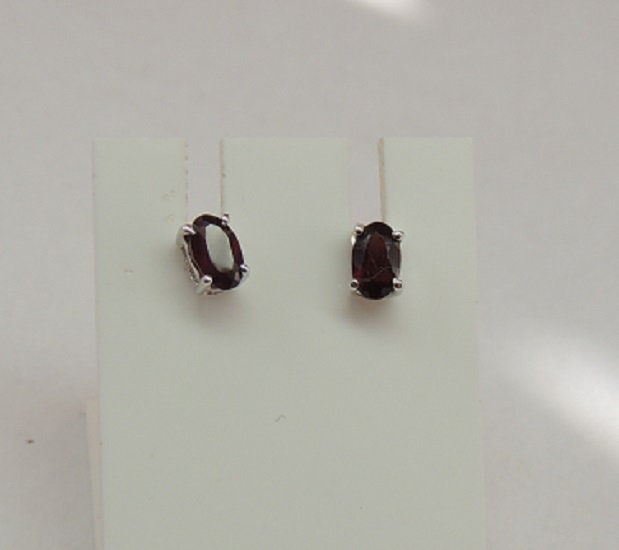Edle 0,7 Carat facetierte Granat Ohrstecker 925 Silber blutroter Edelsein Ohrring