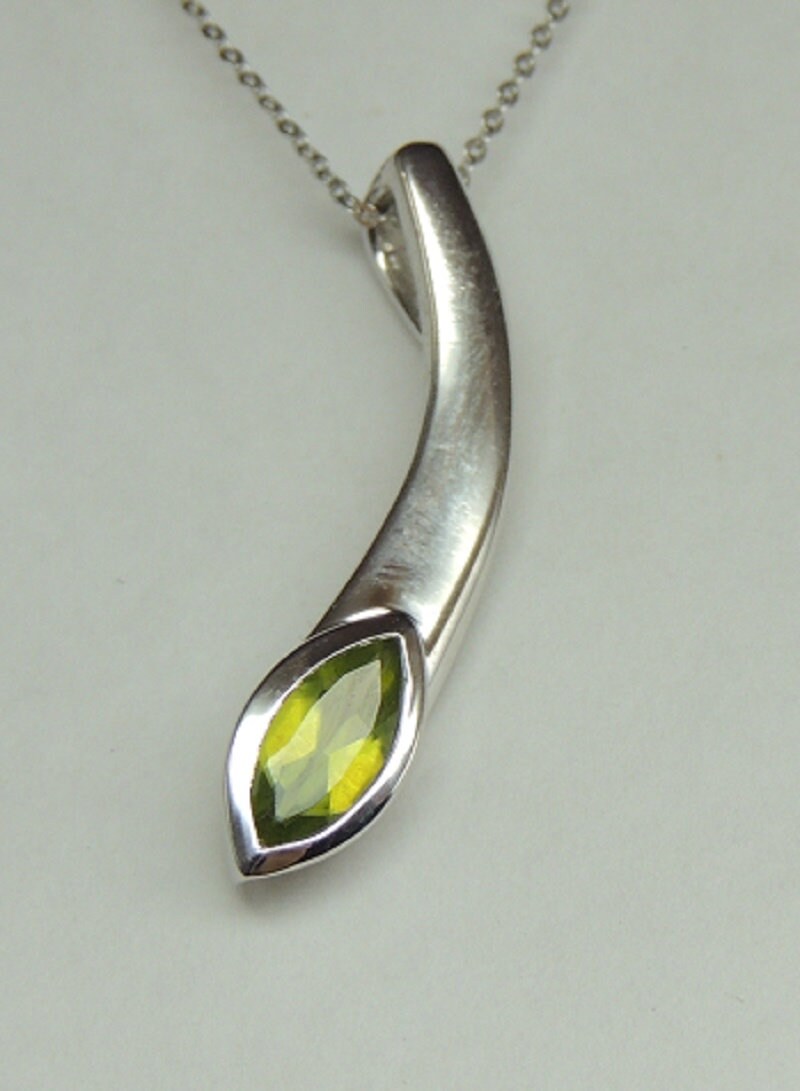 Design pur 0,85 Carat Peridot Anhanger 925 Silber Collier Kette maigraner Edelstein