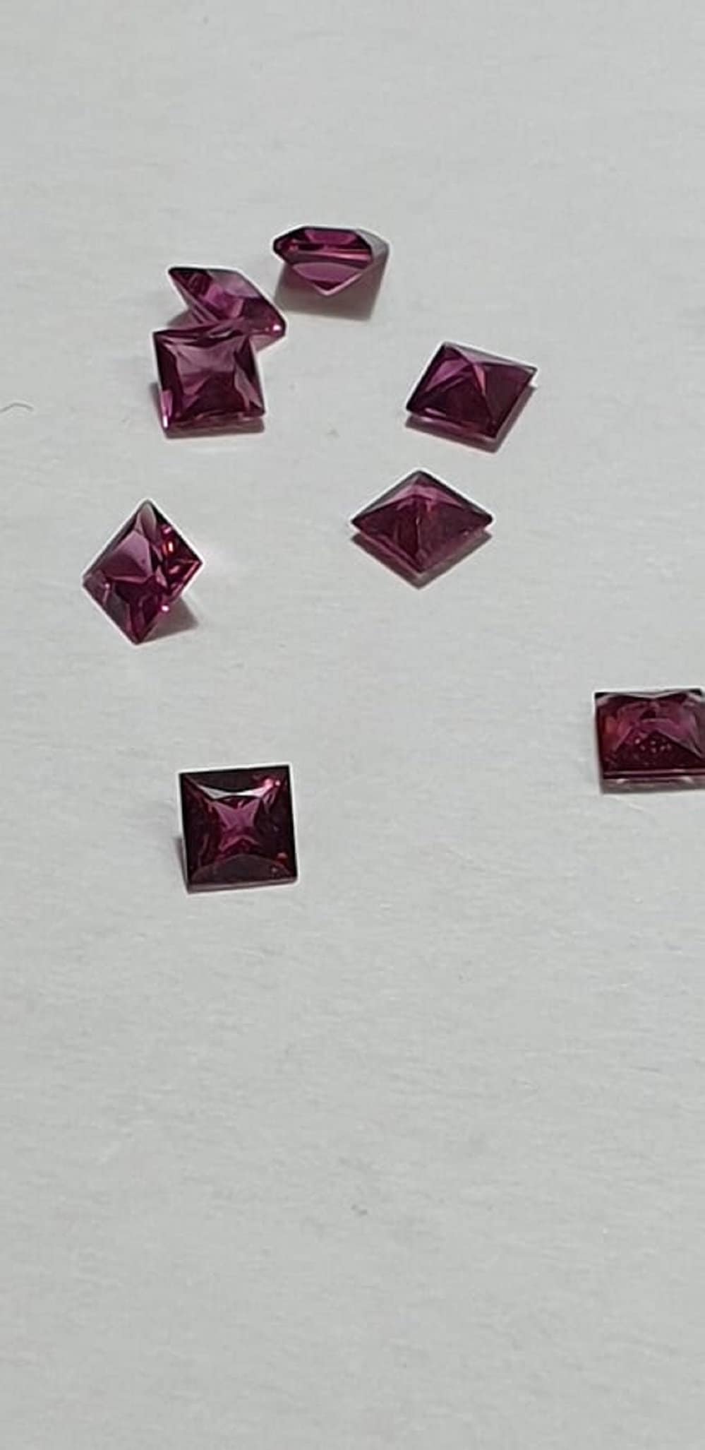 0,39 Carat echter Rhodolith Edelstein in Squareschliff 4 x 4 mm in AAA Qualitat