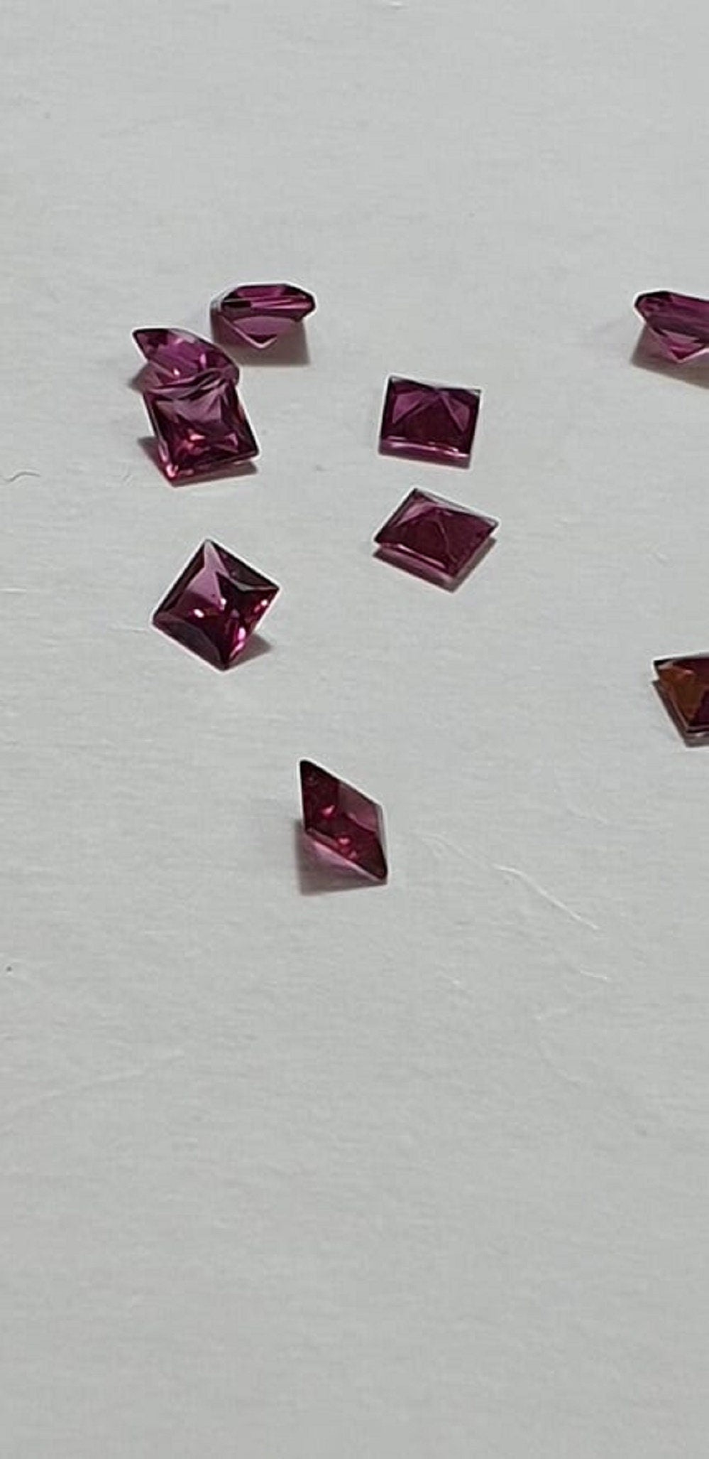 0,39 Carat echter Rhodolith Edelstein in Squareschliff 4 x 4 mm in AAA Qualitat