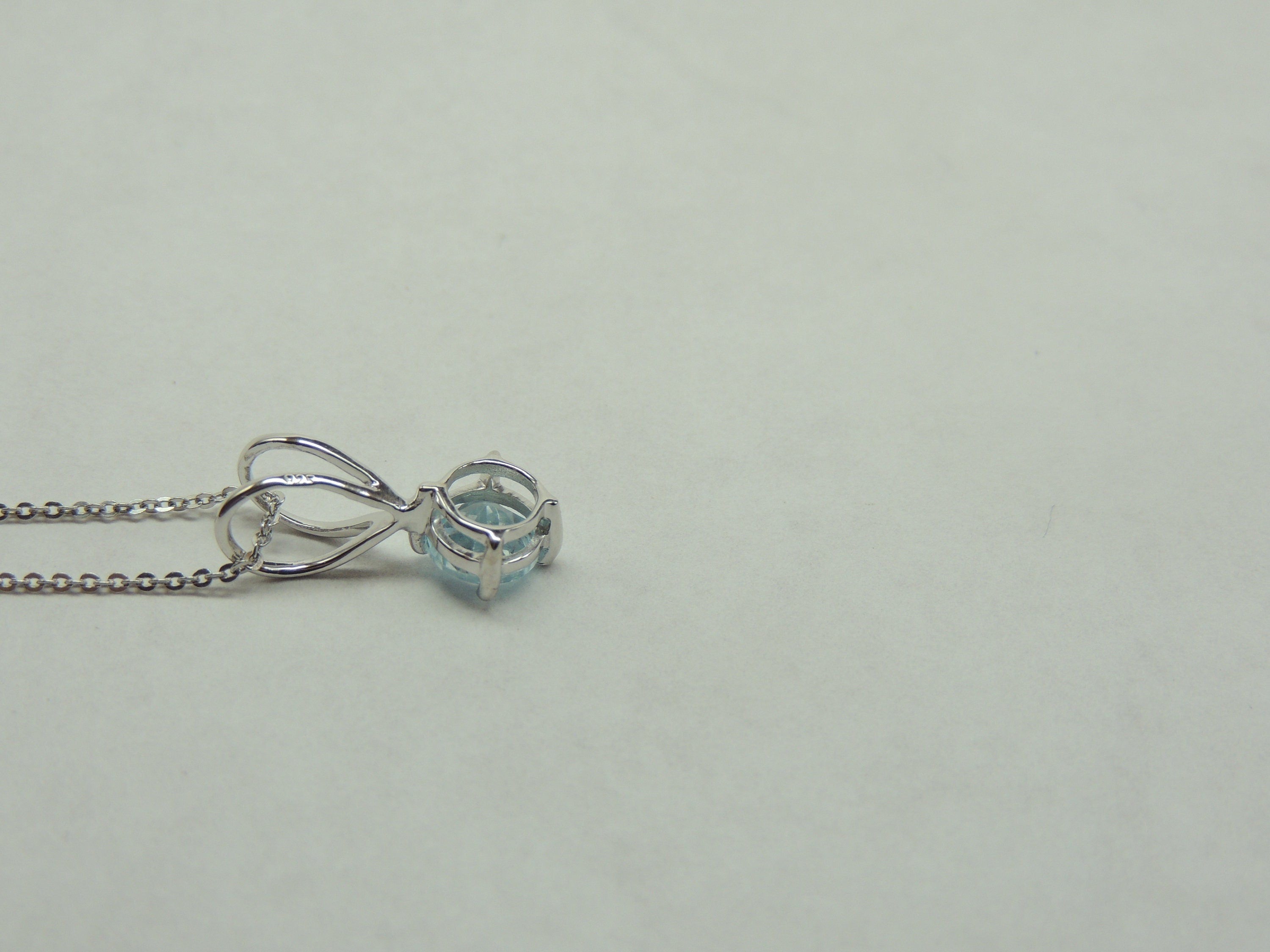 Edler 0,95 Carat Blautopas Anhanger 925 Silber Collier Kette himmelblauer Topas
