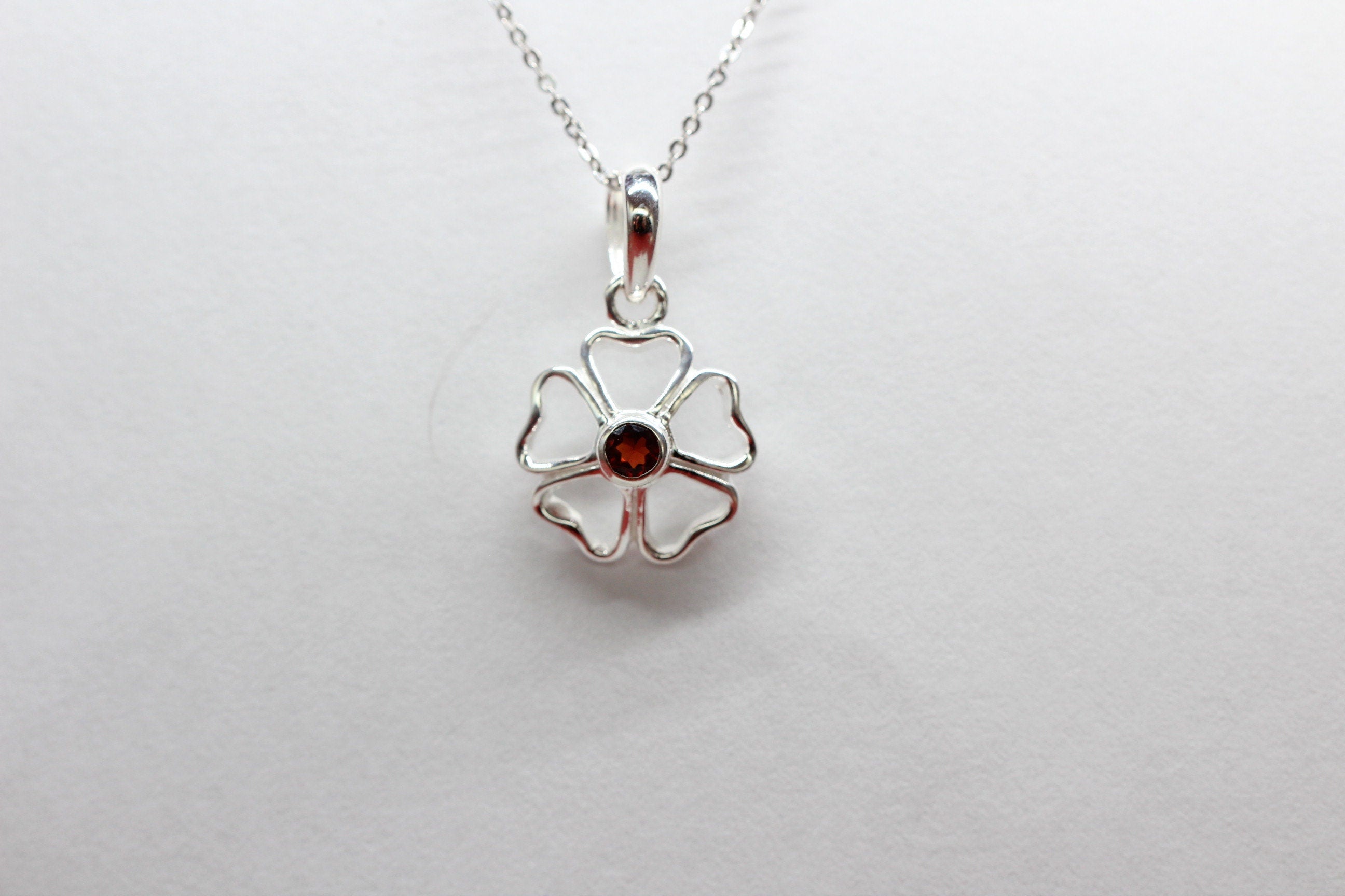 Edler 1,1 Carat Granat Anhanger Kleeblatt 925 Silber Collier Kette Glackssymbol