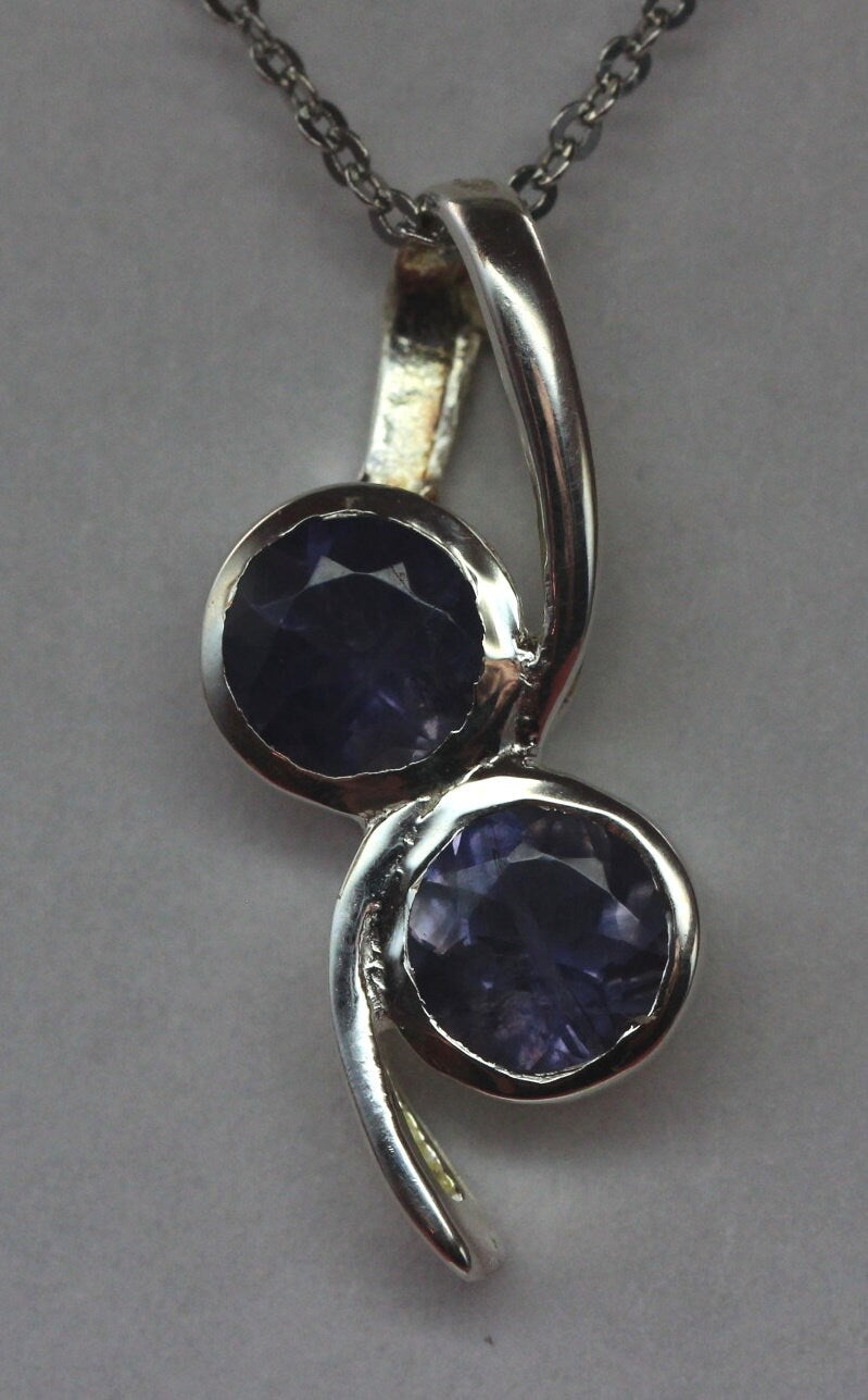 Edler 1,4 Carat Iolith Anhänger Collier Kette 925 Silber Wassersaphir Luchssaphir