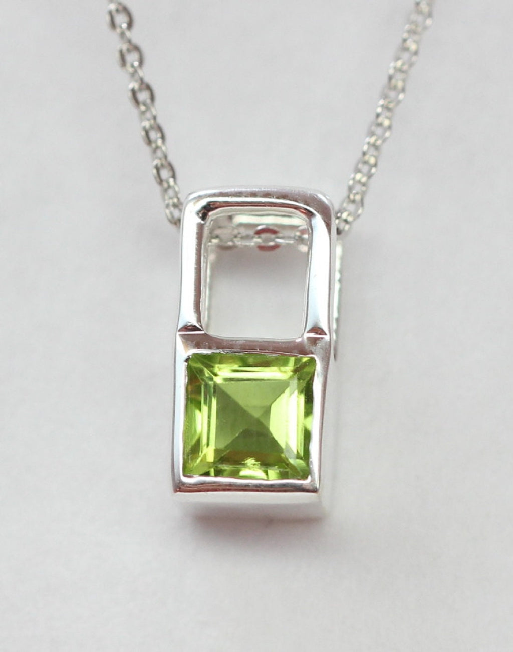Design pur 0,6 Carat Peridot Anhanger 925 Silber Collier Kette Olivin Designschmuck