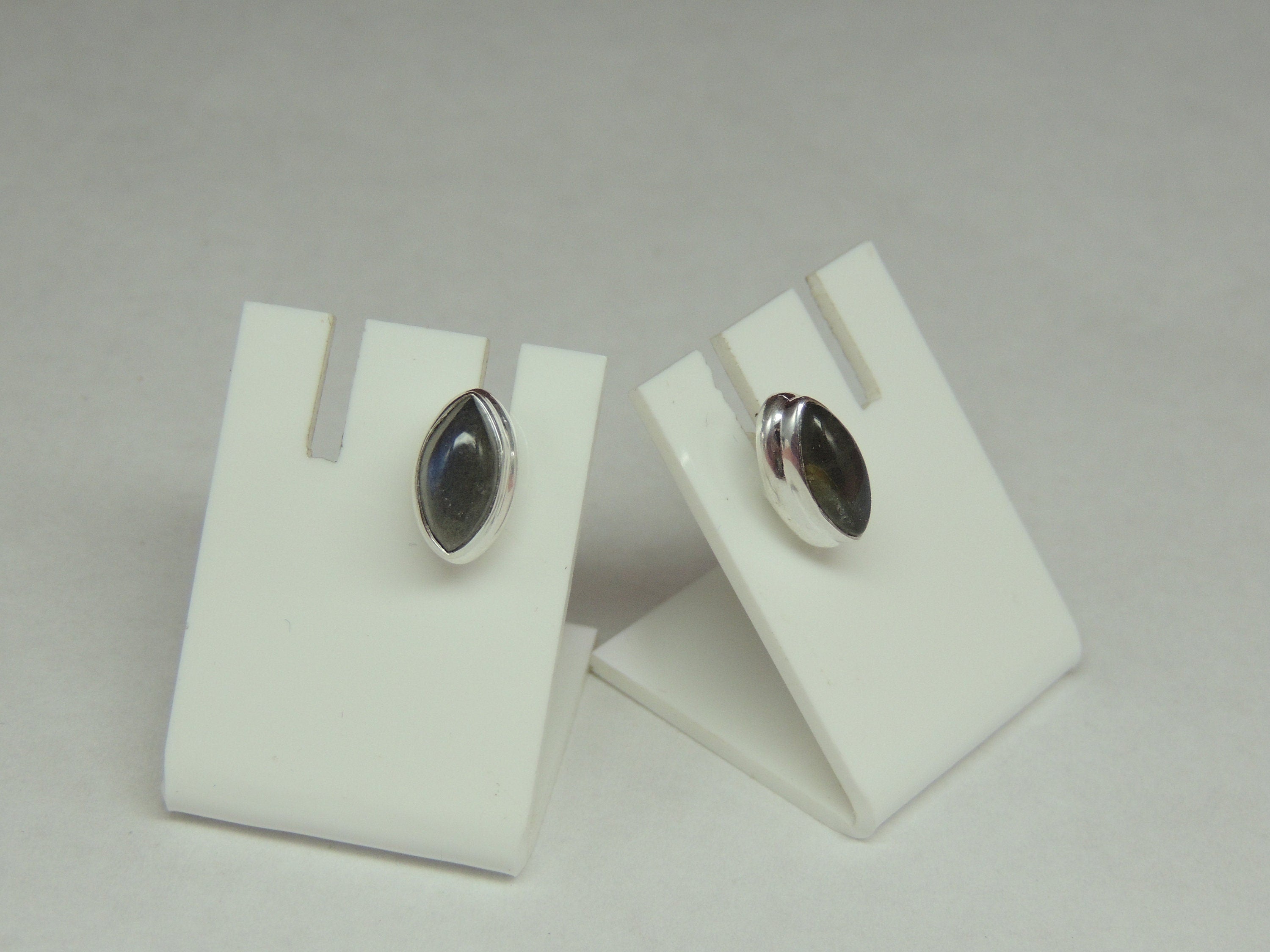 Edle 1.9 Carat Cabochon Labradorit Ohrstecker 925 Silber Unisex irrisierender Edelstein