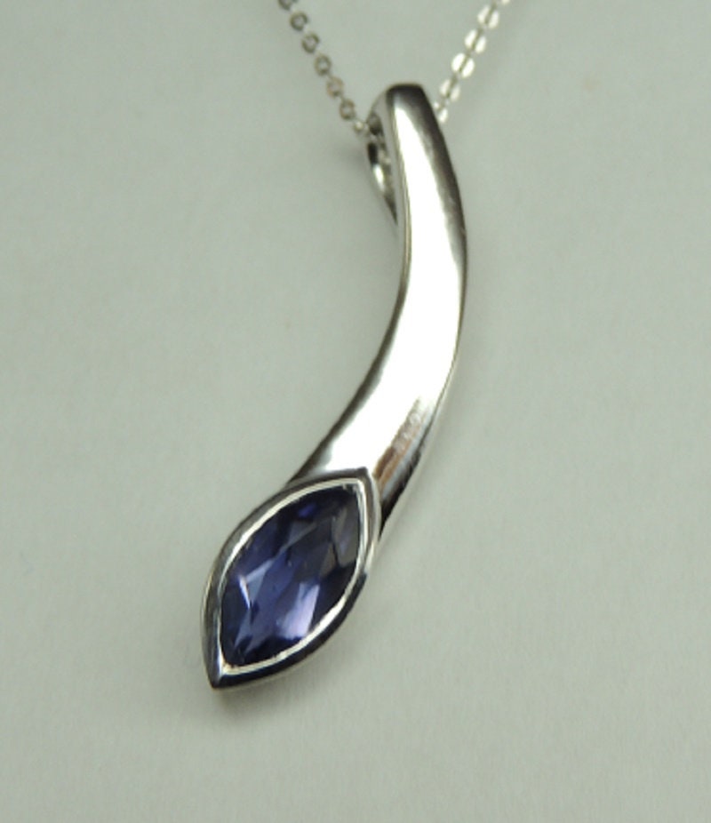Edler 0,90 Carat Iolith Anhanger Collier Kette 925 Silber Wassersaphir Luchssaphir