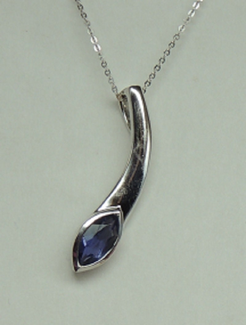 Edler 0,90 Carat Iolith Anhanger Collier Kette 925 Silber Wassersaphir Luchssaphir