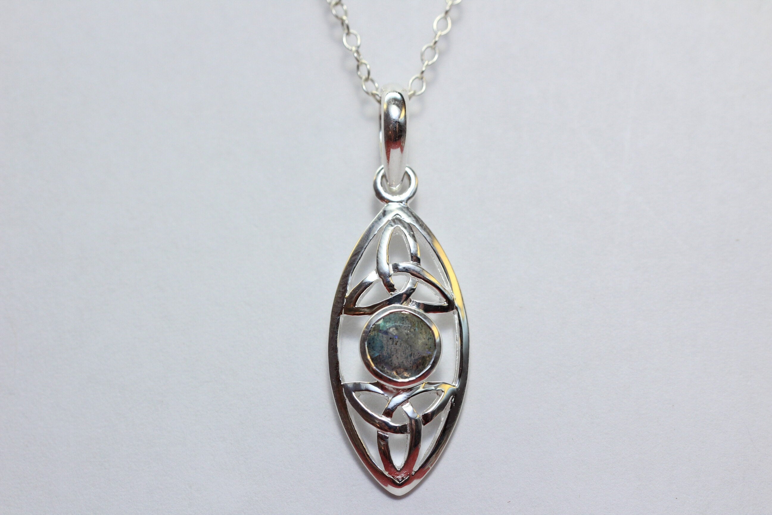 Echter Labradorit Anhänger Silber 925, Schimmernder Edelstein, Designer Kettenanhänger, Boho Schmuck 0,8 ct Naturstein Modernes Silberdesign