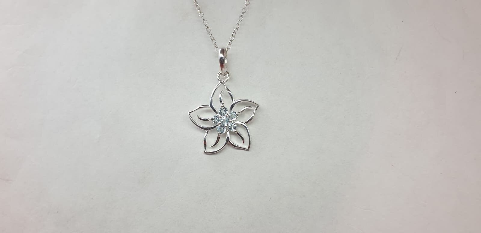 Edler 0,2 Carat Blautopas Blumen Anhanger 925 Silber Collier Kette  sky blue Topas