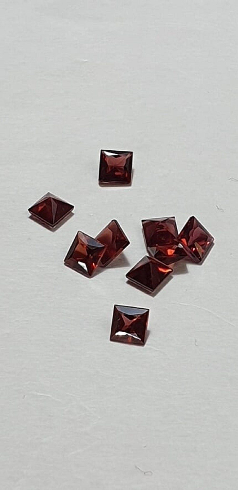 0,44 Carat Granat Edelstein in Squareschliff 4 x 4 mm in AAA Qualitat
